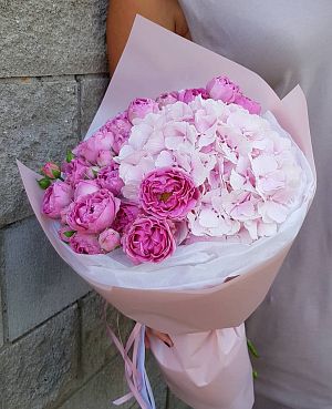 Букет цветов для бывшей  из гортензии и пионовидной розы