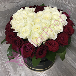 Коробка с цветами из 51 розы «Красные и белые розы в виде сердца»