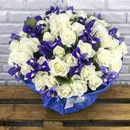 Букет «51 белая роза Аваланч с ирисами в дизайнерском крафте»
