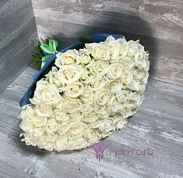 101 белая роза Аваланч 50 см в синем фетре