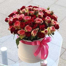 Коробка с цветами из 25 роз «Розы кения с красными кустовыми розами»