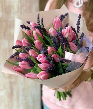 Букет цветов для бывшей  из тюльпанов и лаванды