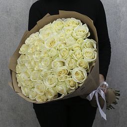 51 белая роза "Аваланч" 70 см в крафт бумаге
