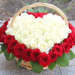 Корзина «Сердце их 75 красных и белых розы»