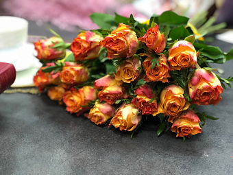 Букет цветов для любимой 21 Оранжевая кенийская роза
