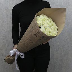 25 белых роз "Аваланч" 70 см в крафт бумаге