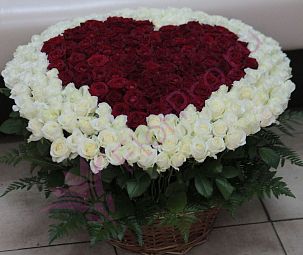 301 красная и белая роза в виде сердца в корзине