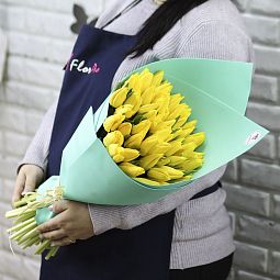 Букет цветов для бывшей  «51 желтый тюльпан в упаковке»