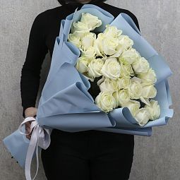 25 белых роз "Аваланч" 70 см в дизайнерской упаковке