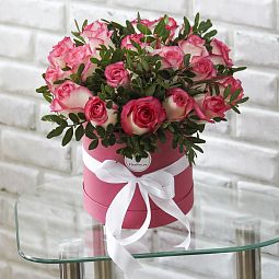 Букет из 25 розовых роз Джумилия в коробке