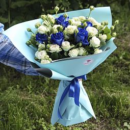 Букет цветов «Синие розы и белые»