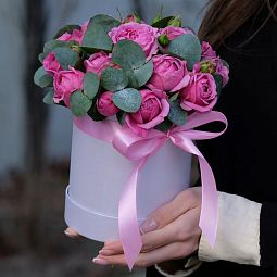 Коробка «Кустовые пионовидные розы с эвкалиптом»