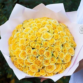 Букет из 101 желтой розы 35-40 см (Россия) в розовой пленке