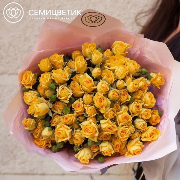 Букет из 19 желтых кустовых роз 40 см (Кения) в розовой пленке