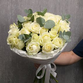 Букет белый свадебный  из 31 белой розы с эвкалиптом