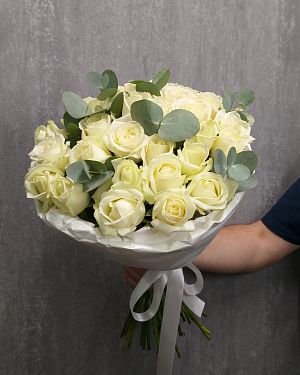 Букет из 31 белой розы с эвкалиптом