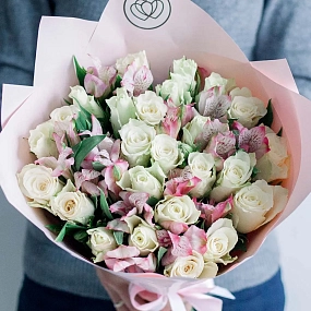 Букет из 25 розовых роз (Кения) и 7 розовых альстромерий