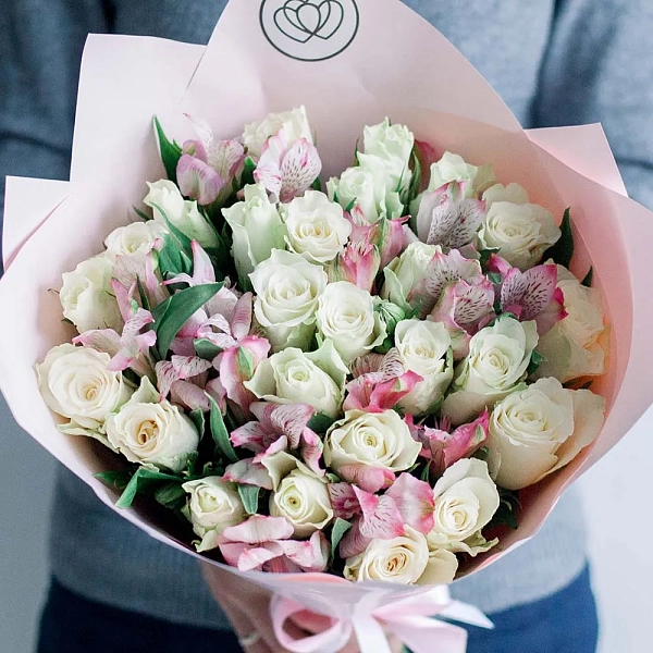 Букет из 25 розовых роз (Кения) и 7 розовых альстромерий