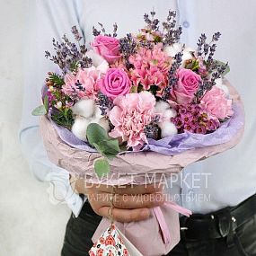 Стильный букет из роз, гвоздик и хлопка