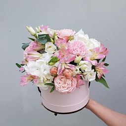 Цветы в коробке "Нежность", розовые розы и диантус