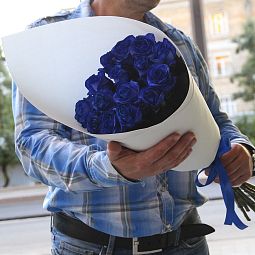 Букет цветов из 15 синих роз в белом фоамиране