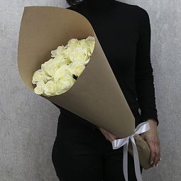 15 белых роз "Аваланч" 70 см в крафт бумаге