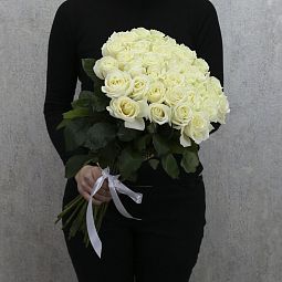 35 белых роз "Аваланч" 60 см