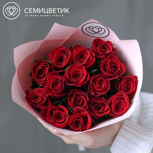 Букет из 15 красных роз 40 см (Кения) в розовой упаковке