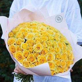 Букет из 101 желтой розы 35-40 см (Россия) в розовой пленке