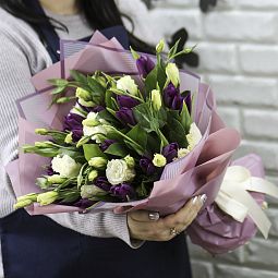 25 фиолетовых тюльпанов с эустомой в упаковке