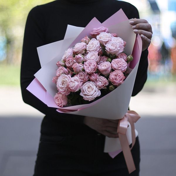 Букет из 9 розовых кустовых роз