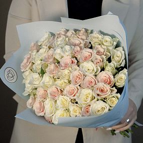 Букет из 51 нежно-розовой и белой розы 30 см (Кения)