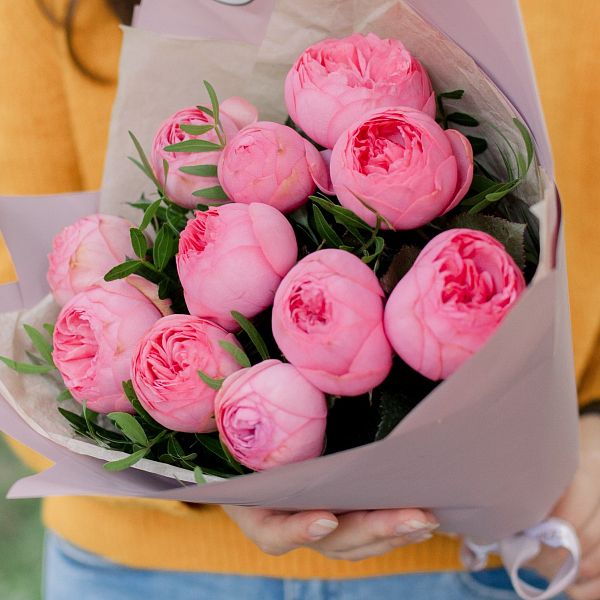 11 ярко-розовых одноголовых пионовидных роз Pink Piano 40 см с фисташкой