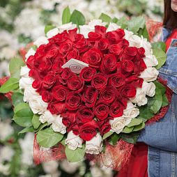 Букет сердце из 75 красных и белых роз в упаковке