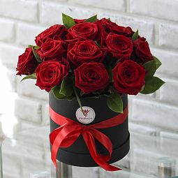 15 красных роз Ред Наоми в черной коробке