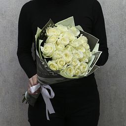 25 белых роз "Аваланч" 50 см в дизайнерской упаковке