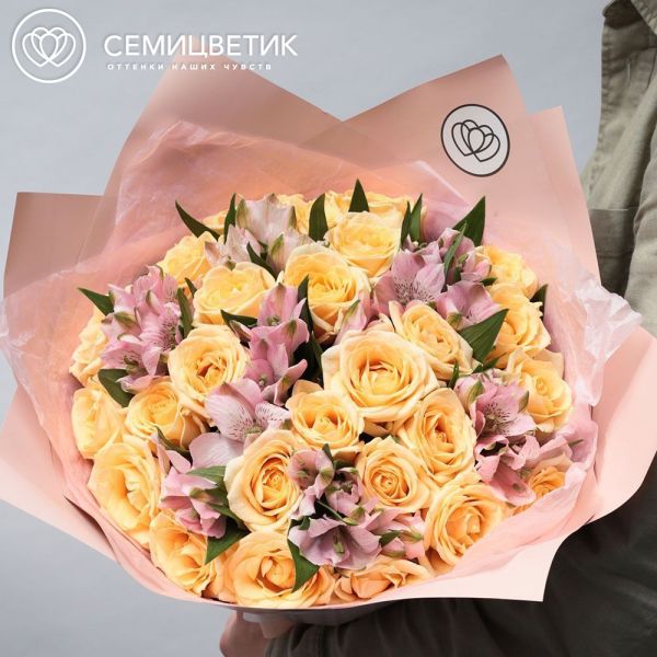 Букет из 26 кремовых роз 35-40 см (Россия) и 7 розовых альстромерий