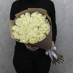 35 белых роз "Аваланч" 70 см в крафт бумаге