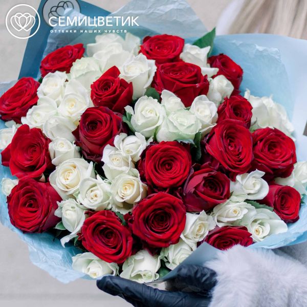 Букет из 51 красной и белой розы (Россия) 40 см