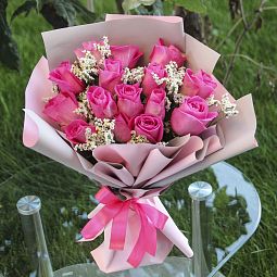 15 розовых роз с лимониумом в дизайнерской пленке