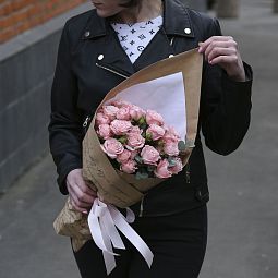 Свадебный букет  из 5 кустовых роз Бомбастик с эвкалиптом в крафте