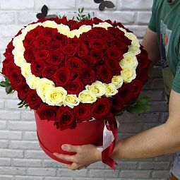 101 красная и белая роза в коробке в виде сердца