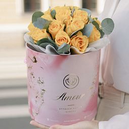 Букет в розовой шляпной коробке Amour Mini из 21 желтой розы (Кения) Standart с эвкалиптом