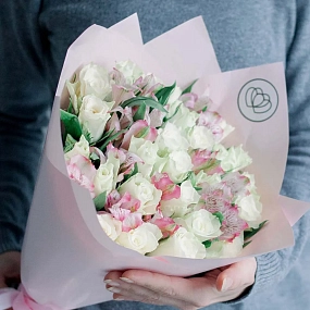 Букет из 25 розовых роз (Кения) и 7 розовых альстромерий