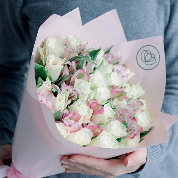 Букет из 25 розовых роз (Кения) и 7 розовых альстромерий