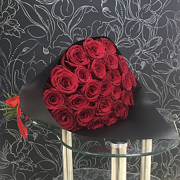 25 красных роз Ред Наоми 40 см в черном крафте