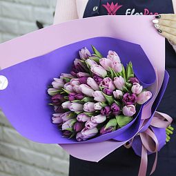 Букет «51 розовый и фиолетовый тюльпан в упаковке»