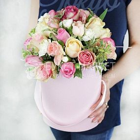 Коипозиция из роз в шляпной коробке