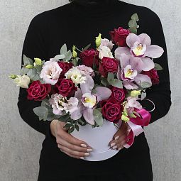 Коробка с розами, эустомой и орхидеей "Вишневая магия"