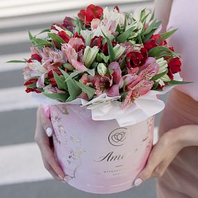 ***Букет в розовой шляпной коробке Amour Mini из 25 альстромерий микс